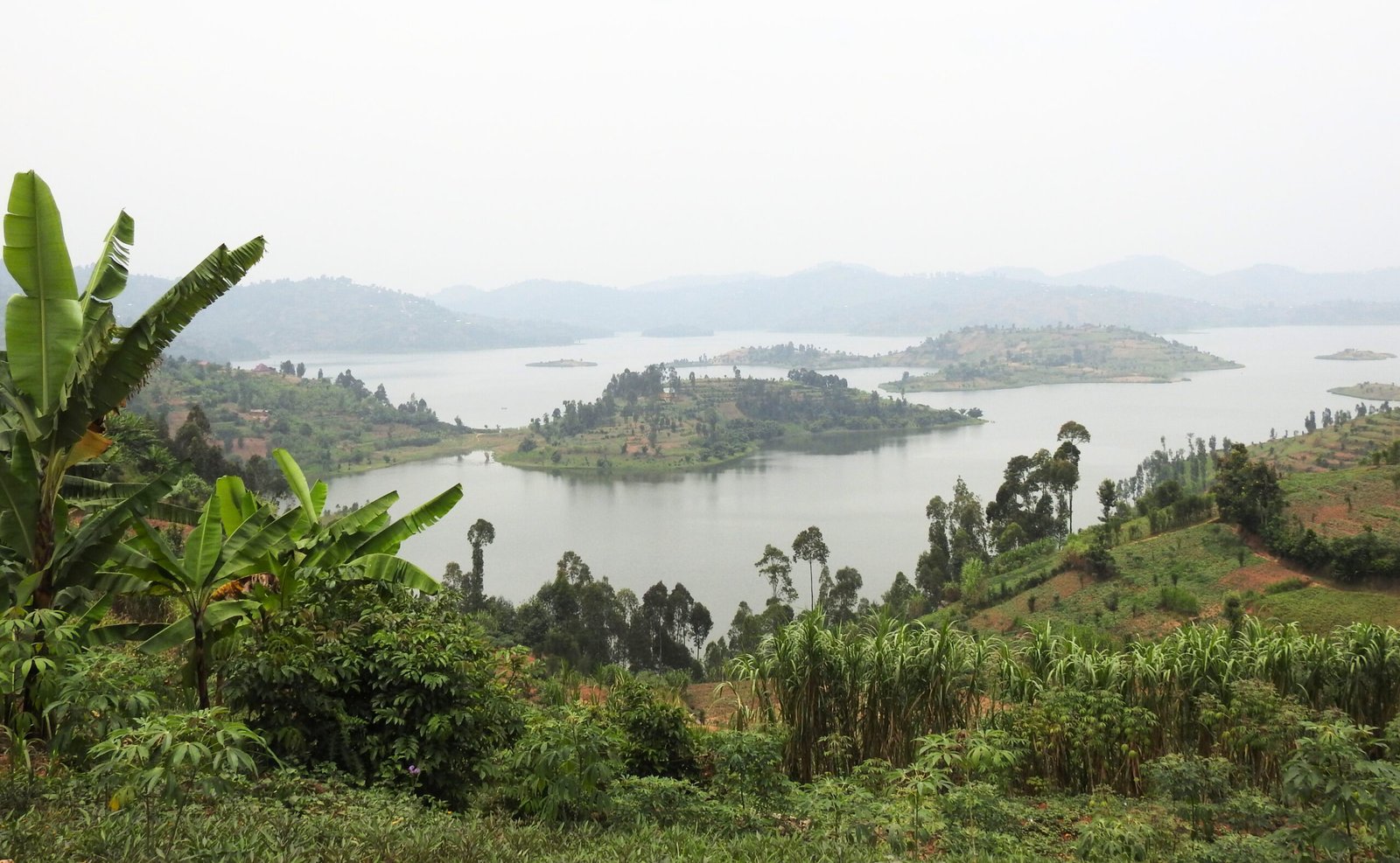 Collines et lac au Rwanda