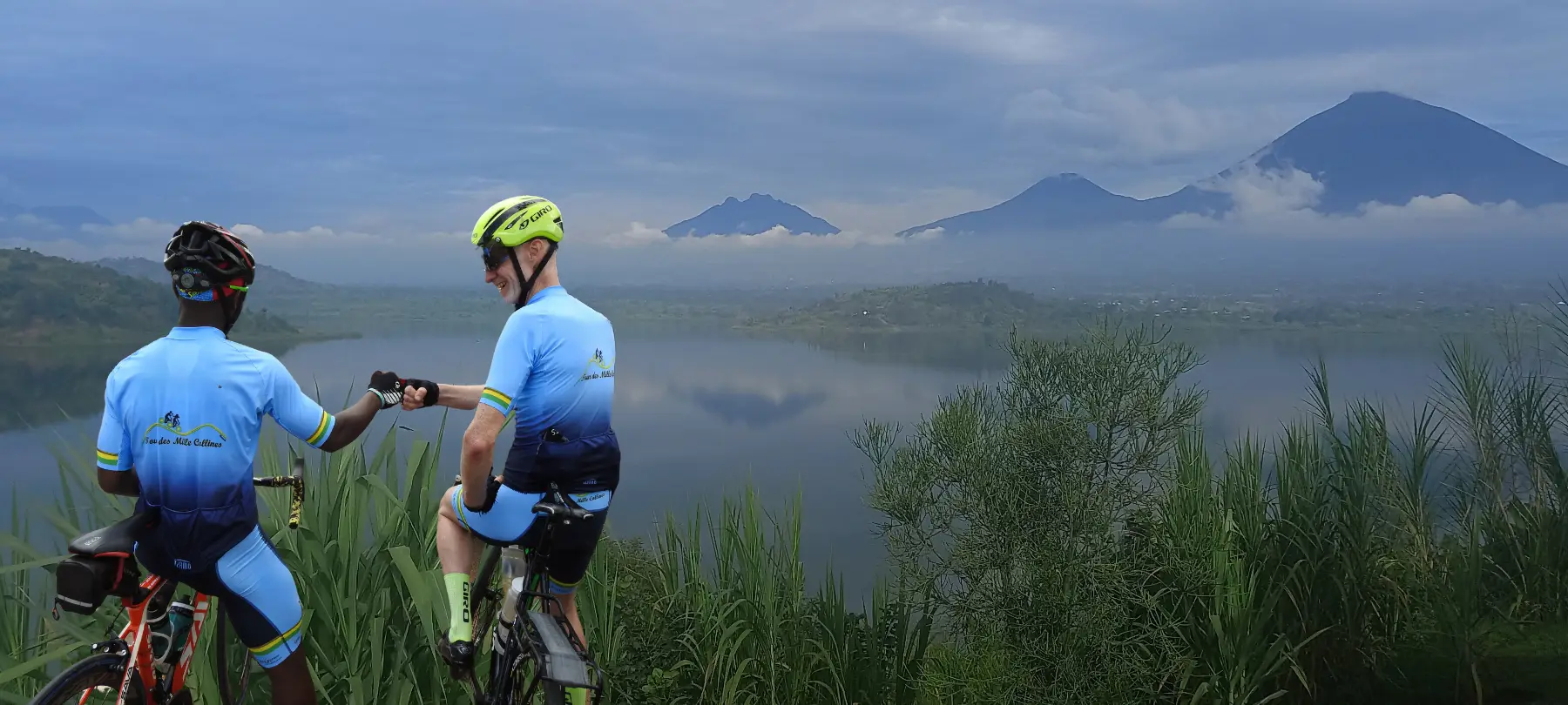 Lac et collines du Rwanda – panorama