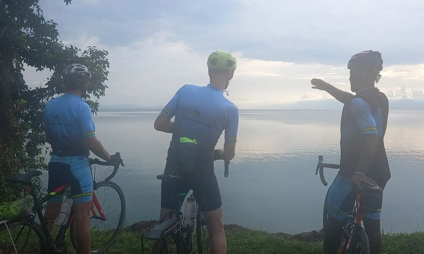 Cyclistes face au lac à Gisenyi