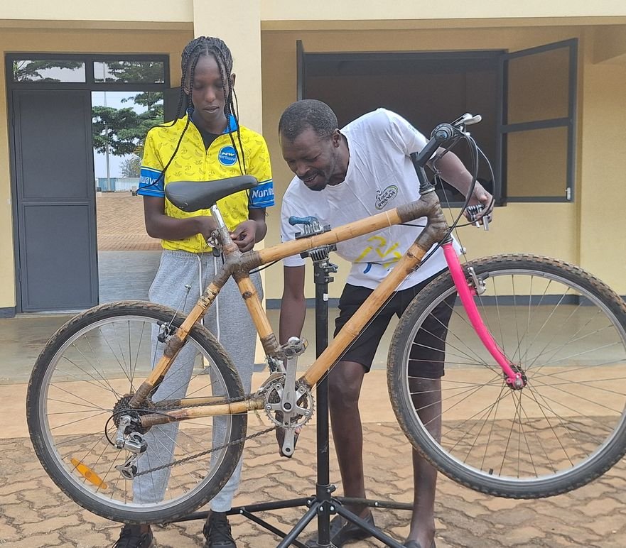 Amasaro Project : jeunes femmes en formation à la mécanique du vélo