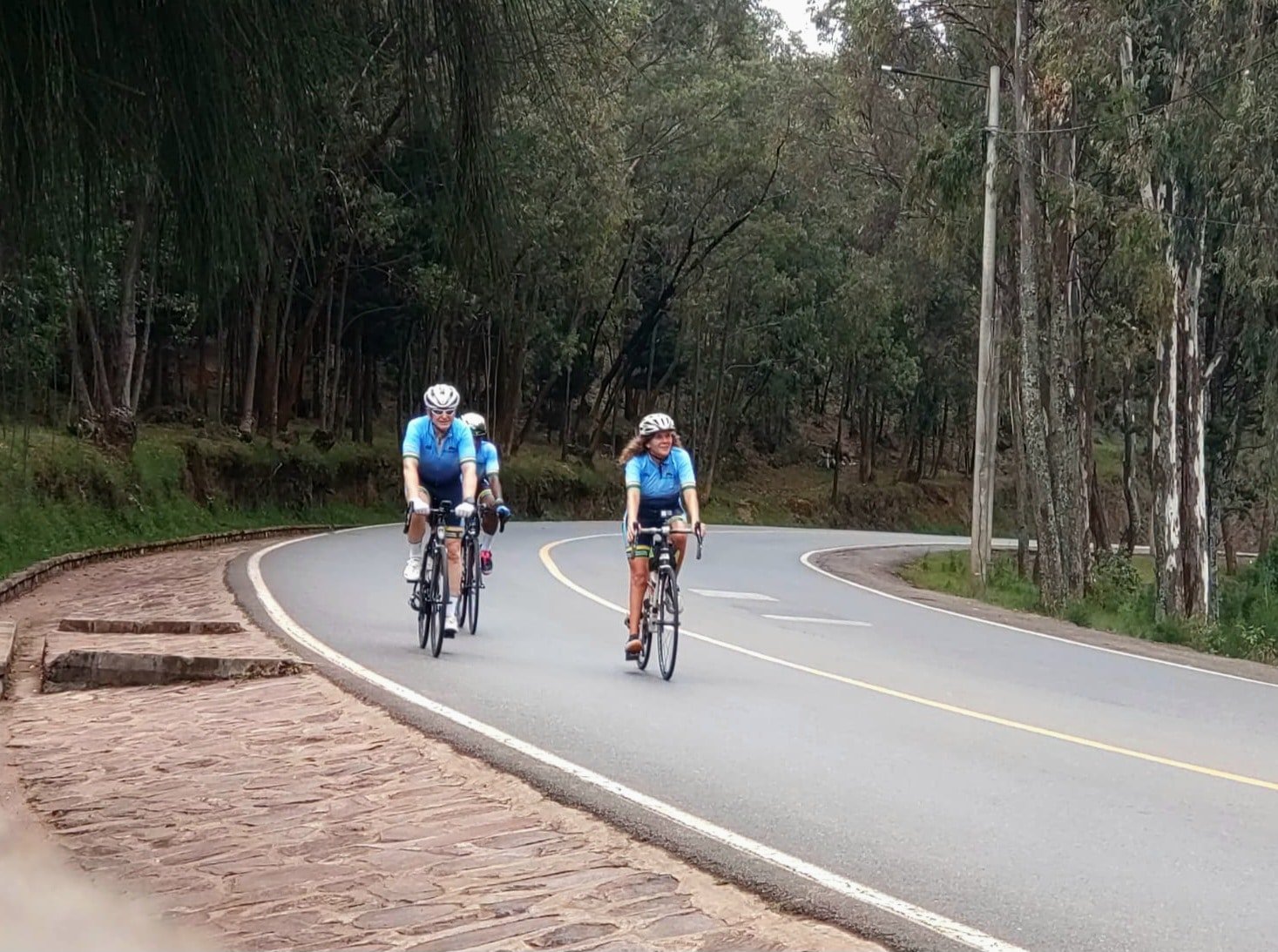 Cyclistes sur une route paisible au Rwanda