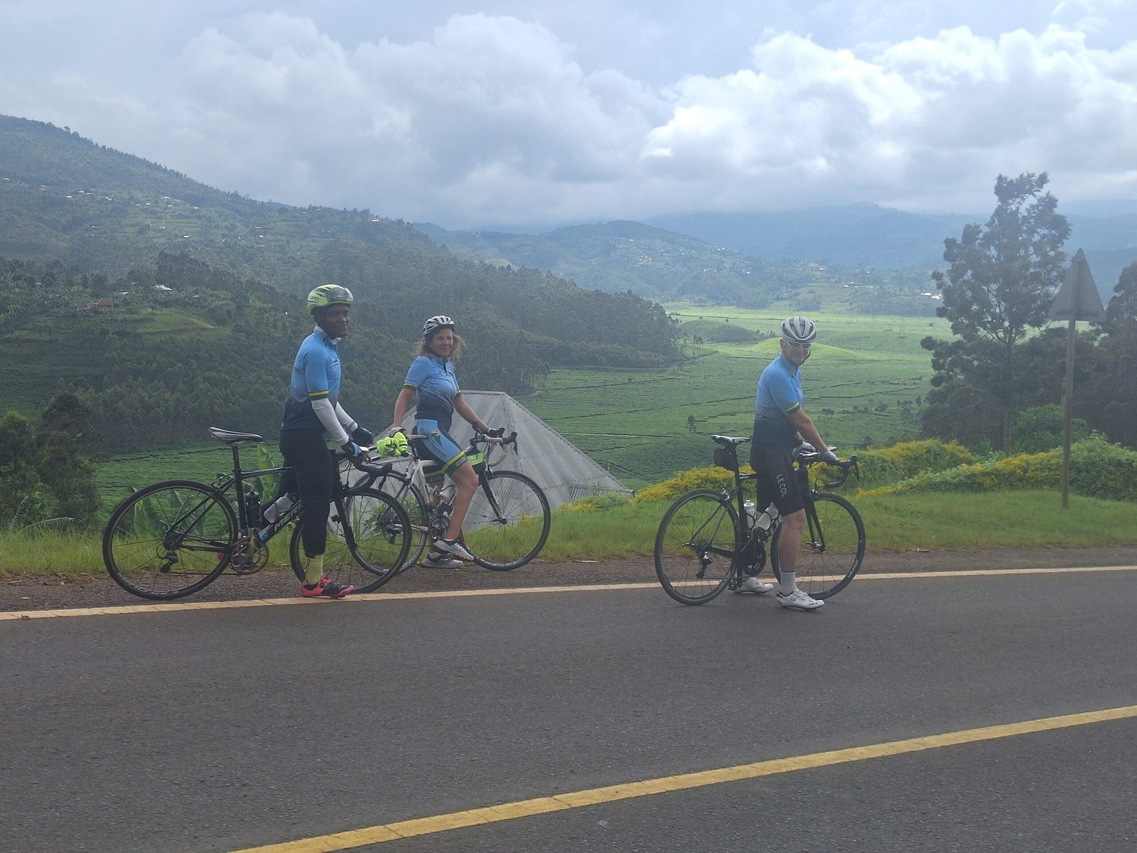 Cyclistes sur une route du Rwanda dans un cadre naturel apaisant