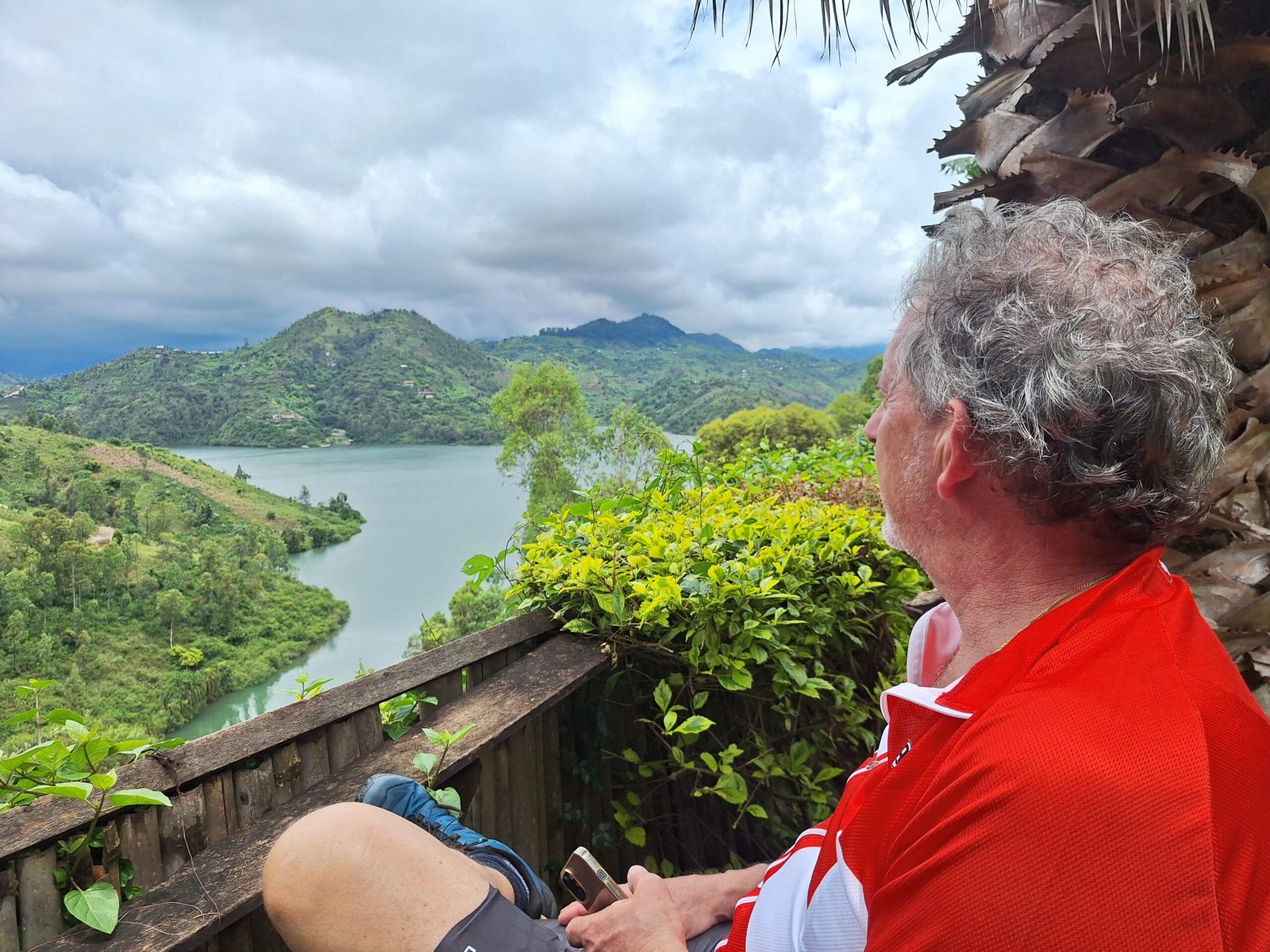 Moment contemplatif face au paysage rwandais